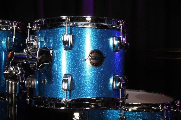 Ludwig Accent Fuse 5pc 20'' Drum Kit w/ Hardware & Cymbals - Blue Sparkle