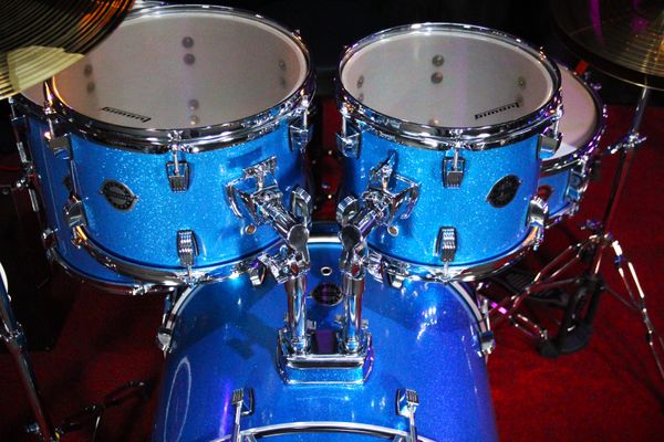 Ludwig Accent Fuse 5pc 20'' Drum Kit w/ Hardware & Cymbals - Blue Sparkle