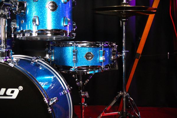 Ludwig Accent Fuse 5pc 20'' Drum Kit w/ Hardware & Cymbals - Blue Sparkle