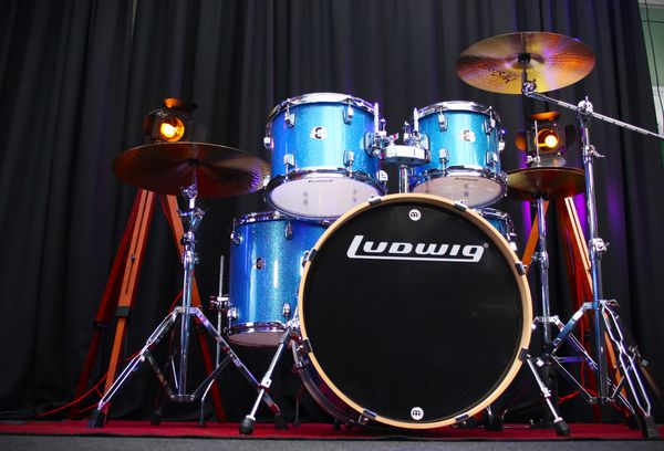 Ludwig Element Evolution 5pc Drum Kit w/ Cymbals & Hardware - Blue Sparkle