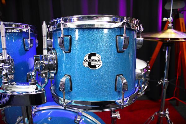 Ludwig Element Evolution 5pc Drum Kit w/ Cymbals & Hardware - Blue Sparkle