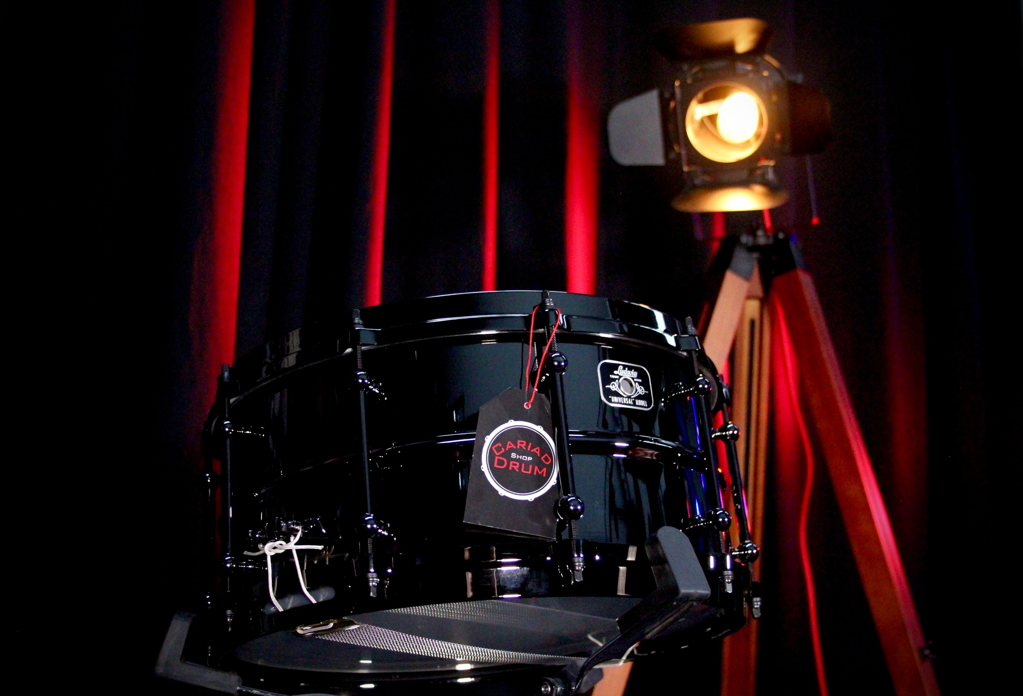 Ludwig Universal Series 14” x 6.5” Black Nickel Over Brass Snare w/ Black Nickel Hardware