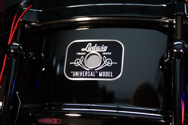 Ludwig Universal Series 14” x 6.5” Black Nickel Over Brass Snare w/ Black Nickel Hardware