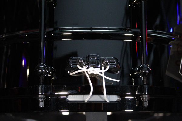 Ludwig Universal Series 14” x 6.5” Black Nickel Over Brass Snare w/ Black Nickel Hardware