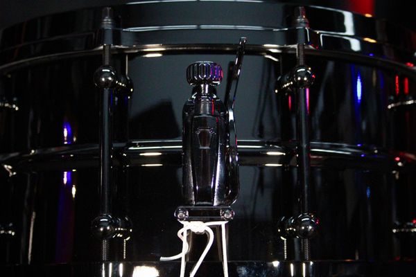 Ludwig Universal Series 14” x 6.5” Black Nickel Over Brass Snare w/ Black Nickel Hardware
