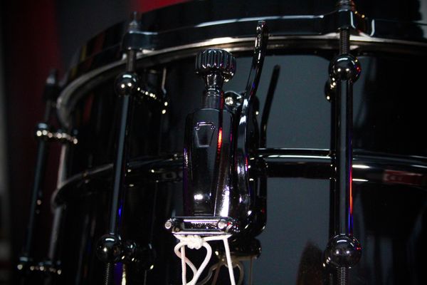 Ludwig Universal Series 14” x 6.5” Black Nickel Over Brass Snare w/ Black Nickel Hardware