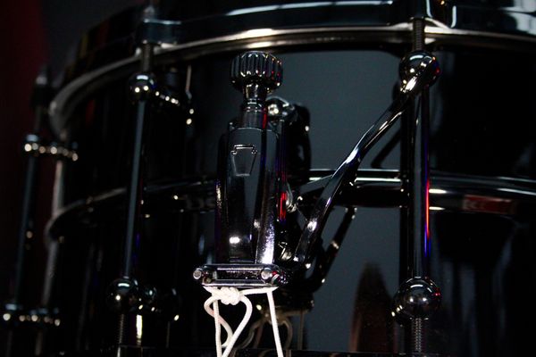 Ludwig Universal Series 14” x 6.5” Black Nickel Over Brass Snare w/ Black Nickel Hardware