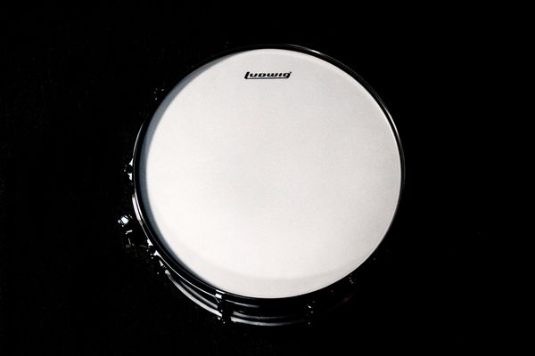 Ludwig Universal Series 14” x 6.5” Black Nickel Over Brass Snare w/ Black Nickel Hardware