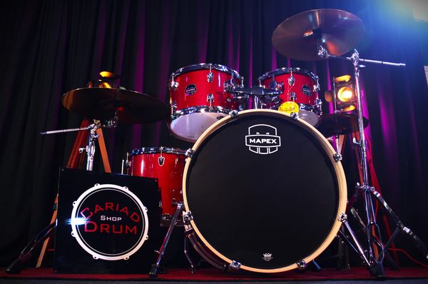Mapex Venus 22'' 5pc Drum Kit w/ Hardware & Cymbals - Crimson Red 